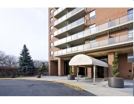 Jamaicaway Tower and Townhouses in Jamaica Plain, MA - Foto de edificio - Building Photo