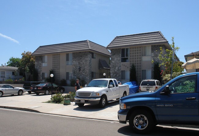 1955 Thomas Ave in San Diego, CA - Foto de edificio - Building Photo