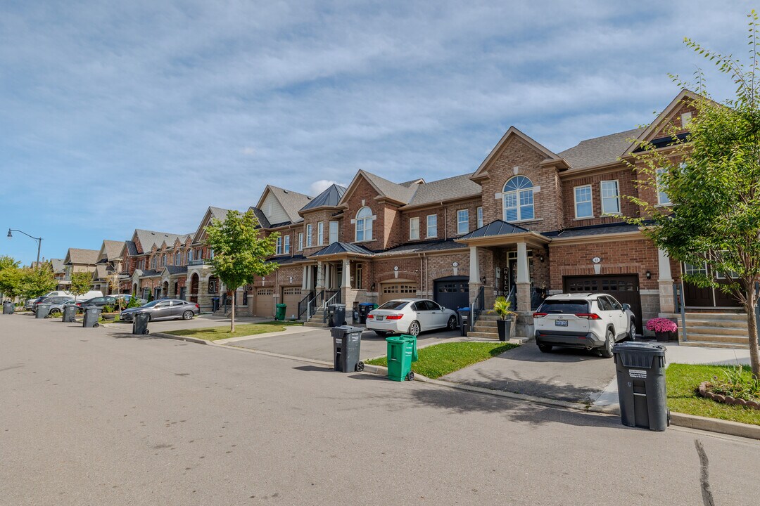 64 Pennycross Cres in Brampton, ON - Building Photo