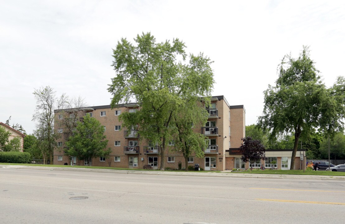 Harmony Court in Milton, ON - Building Photo