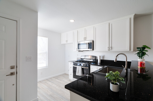 G Street Apartments in Bakersfield, CA - Building Photo - Interior Photo