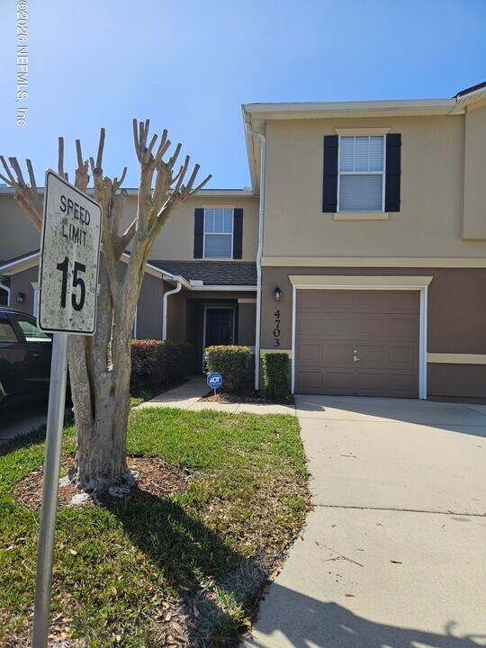 1500 Calming Water Dr in Fleming Island, FL - Building Photo