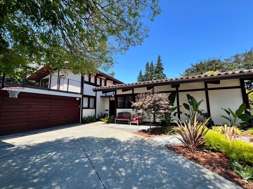 17 Buena Vista Ave in Corte Madera, CA - Foto de edificio