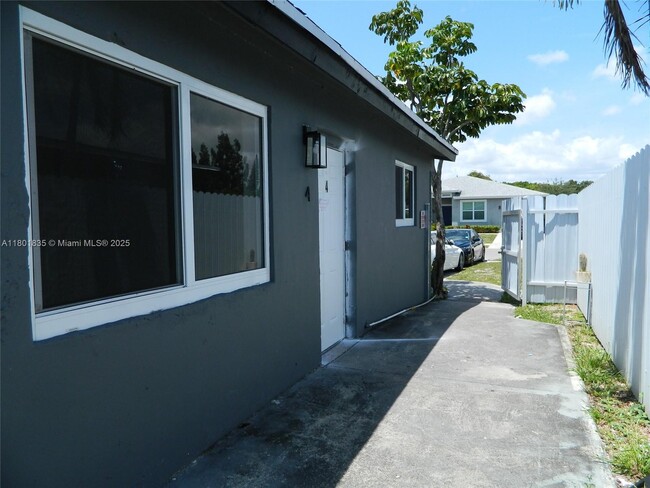2620 NW 18th Terrace in Oakland Park, FL - Building Photo - Building Photo