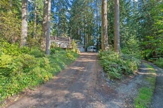 9999 NE Beach Crest Dr in Bainbridge Island, WA - Building Photo - Building Photo