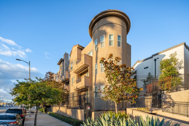 Glenoaks Villas in Sun Valley, CA - Building Photo - Building Photo
