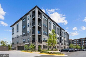 12850 Mosaic Pk Wy in Herndon, VA - Building Photo - Building Photo