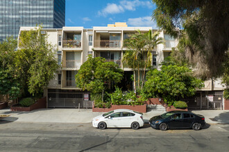 659 S Cloverdale Ave in Los Angeles, CA - Building Photo - Building Photo