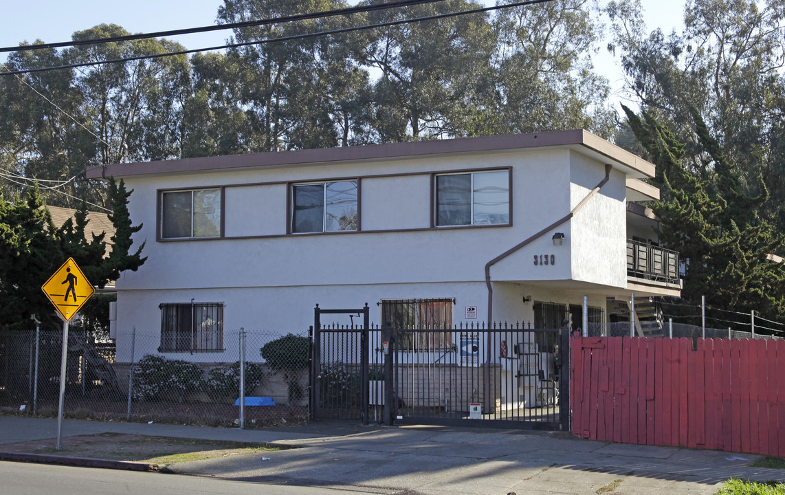 3130 High St in Oakland, CA - Foto de edificio