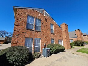 1404 Darr St in Irving, TX - Building Photo - Building Photo
