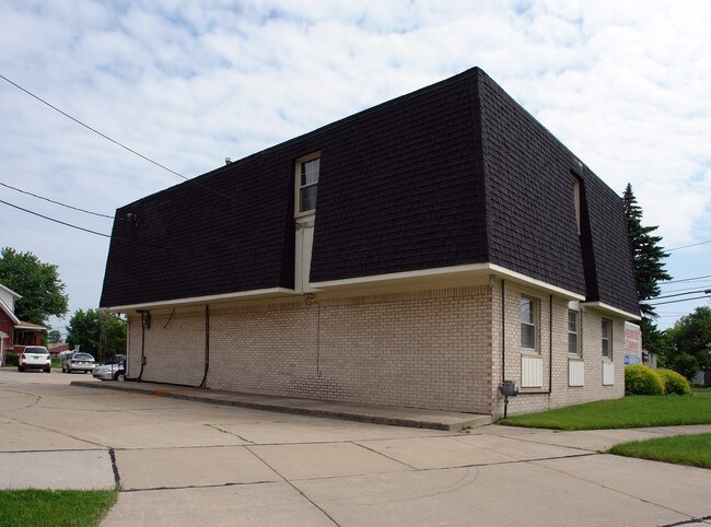 30401 Utica Rd in Roseville, MI - Building Photo - Building Photo