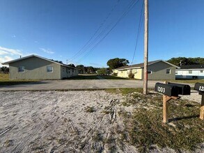1205 Ave K in Fort Pierce, FL - Foto de edificio - Building Photo
