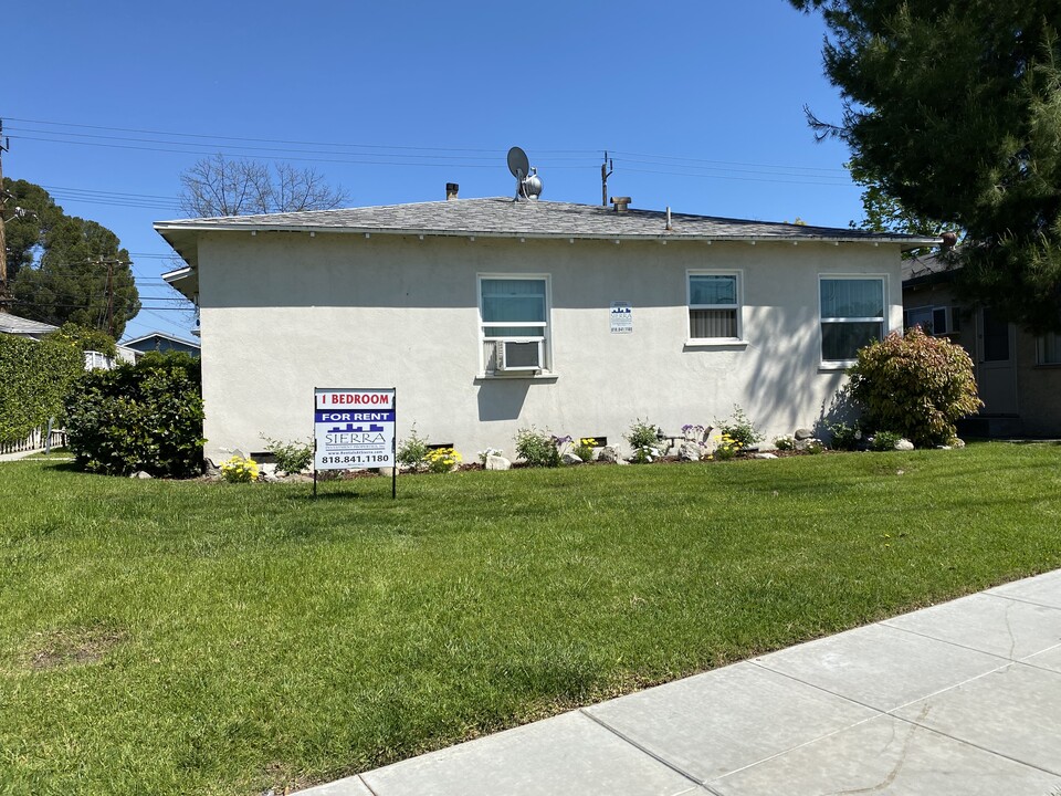 1706 N Hollywood Way in Burbank, CA - Foto de edificio