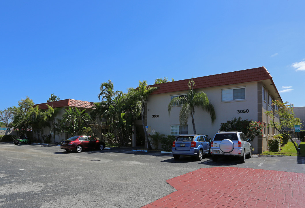 Windsor Court Condminiums in Wilton Manors, FL - Building Photo