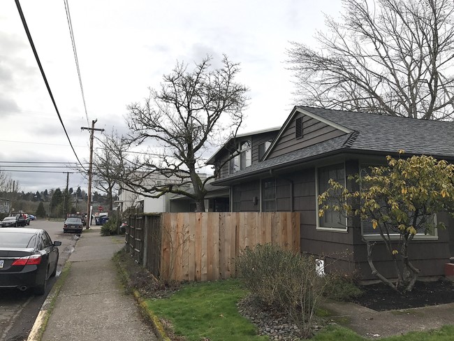 2484 Alder St in Eugene, OR - Foto de edificio - Building Photo