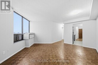 2350 Dundas St W in Toronto, ON - Building Photo - Building Photo