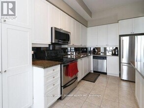 33 Elm Dr W in Mississauga, ON - Building Photo - Building Photo