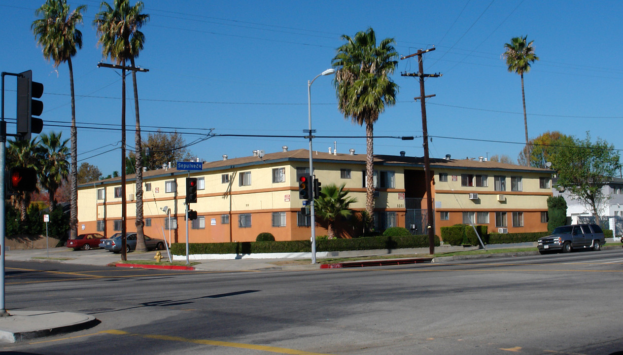 The Newport Apartments in San Fernando, CA - Foto de edificio