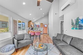 303 Gangnes Dr in Talent, OR - Building Photo - Building Photo