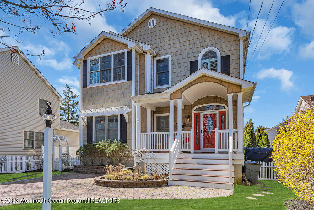 323 E Main St in Manasquan, NJ - Building Photo