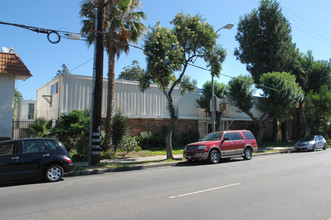 19933 Roscoe Blvd in Winnetka, CA - Foto de edificio - Building Photo