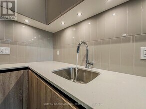 8 Beverley Glen Blvd in Vaughan, ON - Building Photo - Building Photo