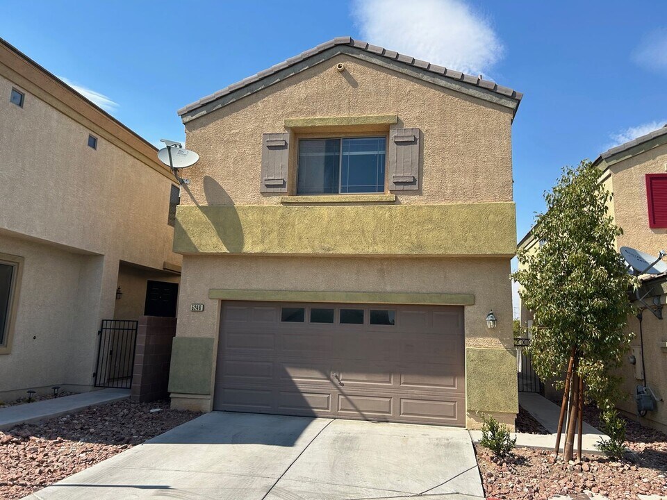 5246 Coral Ribbon Ave in Las Vegas, NV - Foto de edificio
