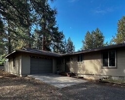 69229 Singletree in Sisters, OR - Building Photo