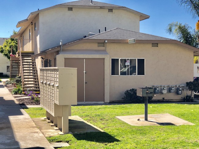 Burkhart Apartments in Chula Vista, CA - Foto de edificio - Building Photo