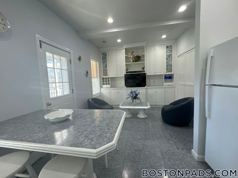 60 London St in Boston, MA - Building Photo