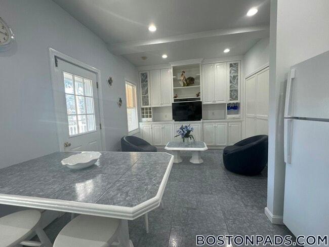 60 London St