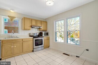 8070 Powderbrook Ln in Springfield, VA - Building Photo - Building Photo