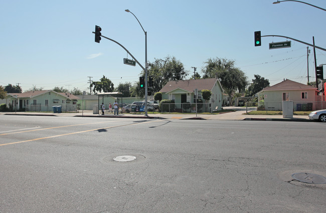 3748-3806 Florence Ave in Bell, CA - Building Photo - Building Photo