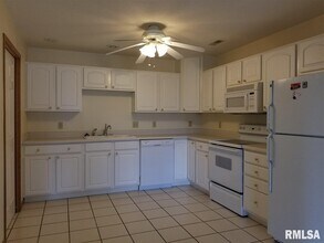 3031 Holiday Ct, Unit 8 in Bettendorf, IA - Building Photo - Building Photo