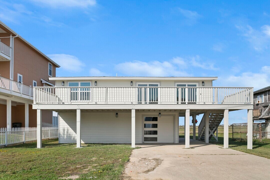 13014 John Reynolds Rd in Galveston, TX - Building Photo