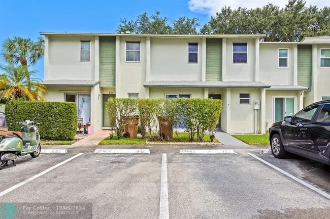 822 Crystal Lake Dr in Pompano Beach, FL - Building Photo - Building Photo