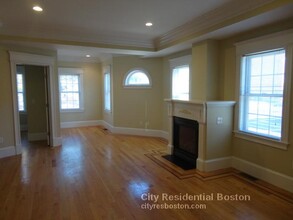 144 D St, Unit 2 in Boston, MA - Foto de edificio - Building Photo