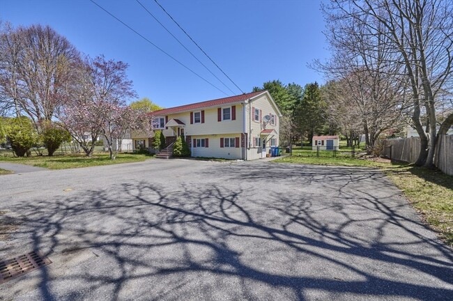 37 Locust St in Burlington, MA - Building Photo - Building Photo