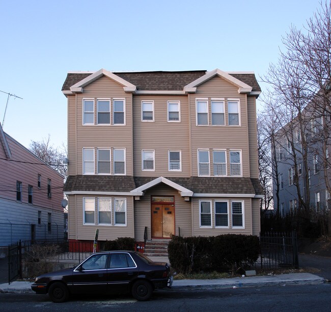 399-401 16th Ave in Irvington, NJ - Foto de edificio - Building Photo