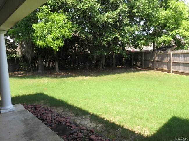 property at 1035 E Poplar St