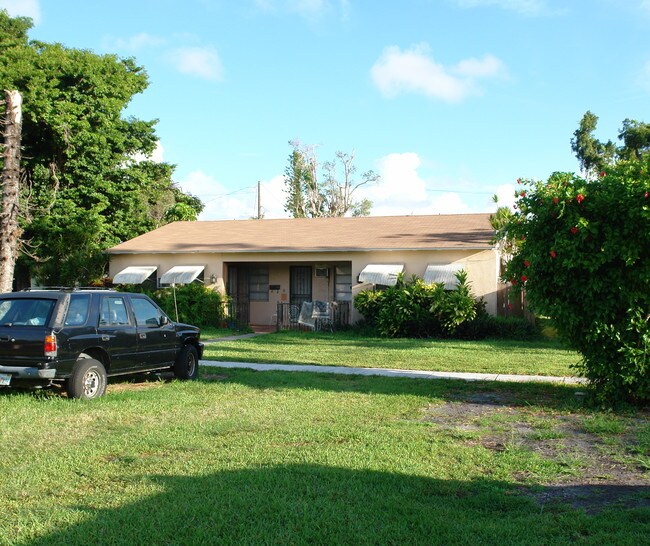 1451 NE 108th St in Miami, FL - Foto de edificio - Building Photo