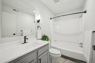 Center Court Apartments in Columbus, OH - Building Photo - Building Photo