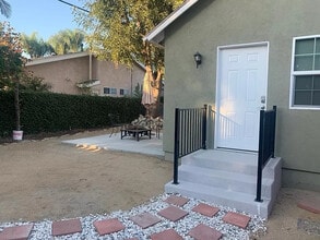 7653 N Claybeck Ave in Burbank, CA - Building Photo - Building Photo