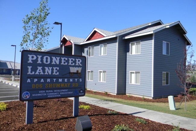 Pioneer Lane in Omak, WA - Foto de edificio