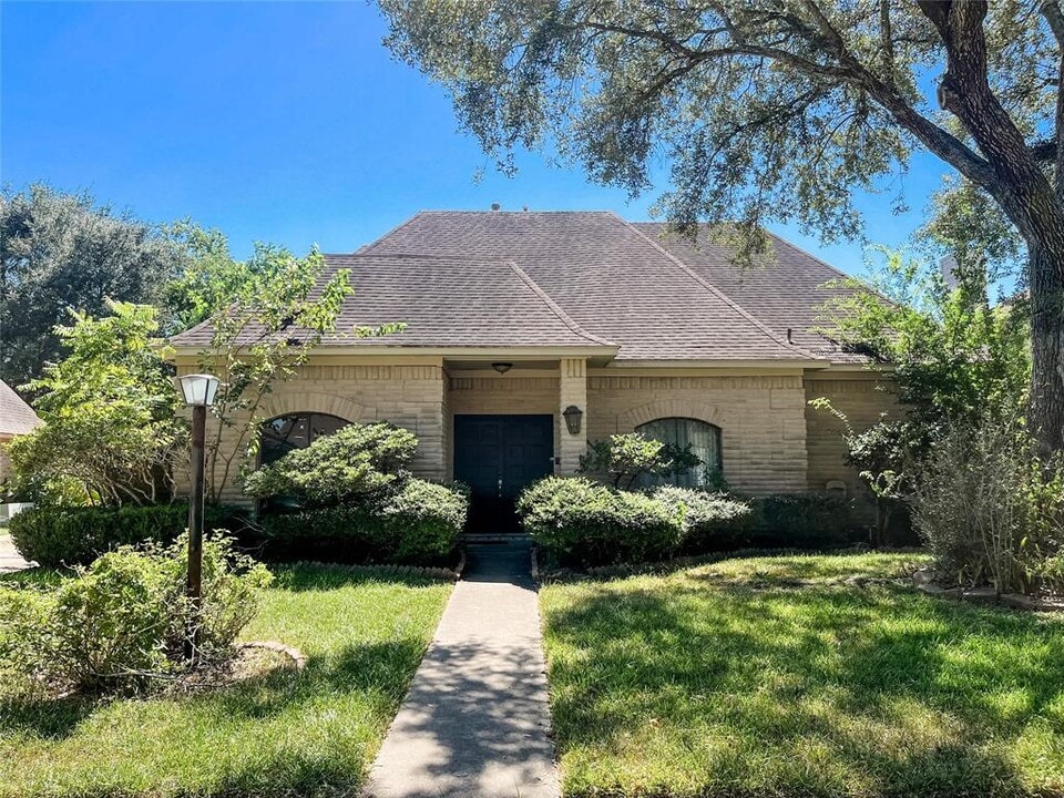 2115 Redcliff Dr in Missouri City, TX - Building Photo