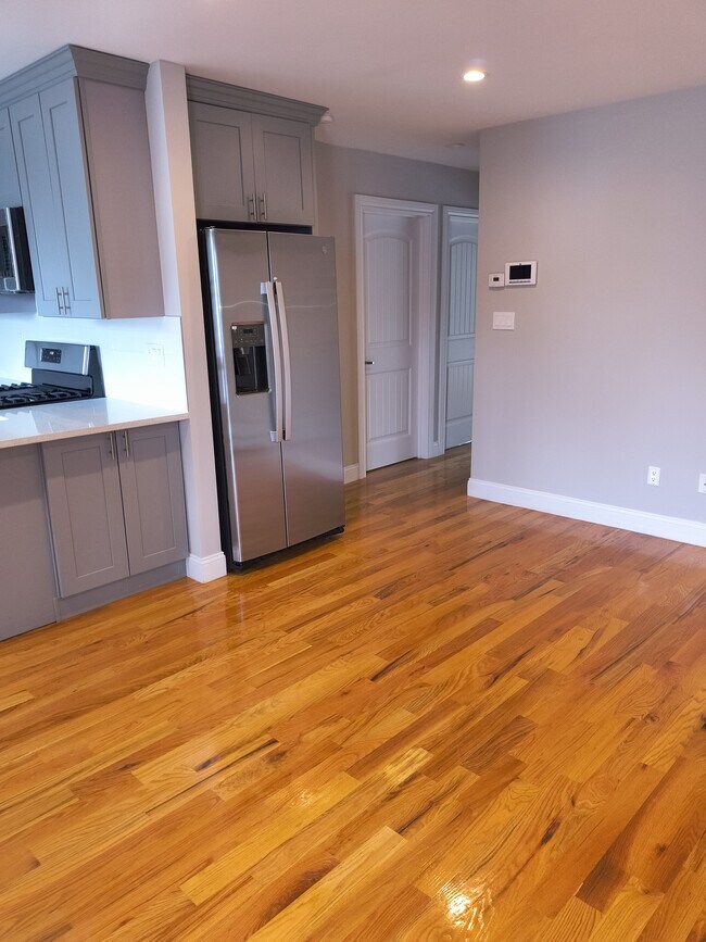 9967 164th Ave, Unit 1 in Howard Beach, NY - Building Photo - Building Photo
