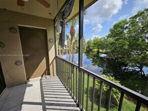 302 Lakeview Dr in Weston, FL - Building Photo - Building Photo