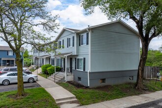 Paradise Plaza Apartments in Topeka, KS - Foto de edificio - Building Photo