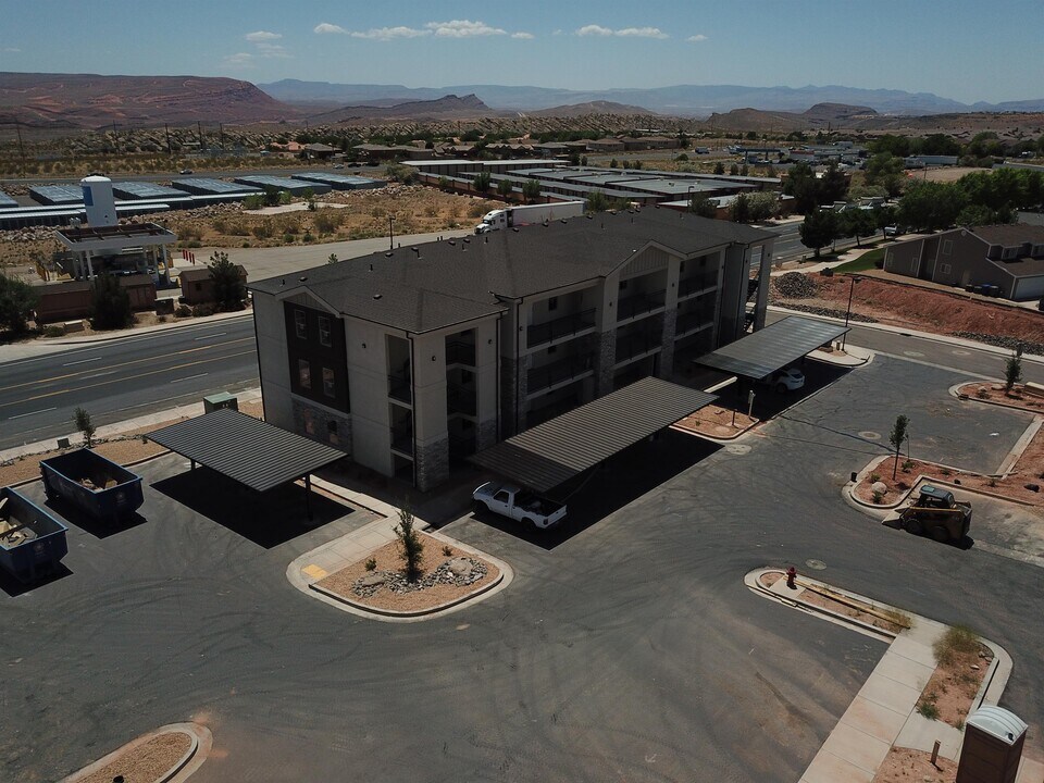 128 Lone Rock Dr in Hurricane, UT - Building Photo