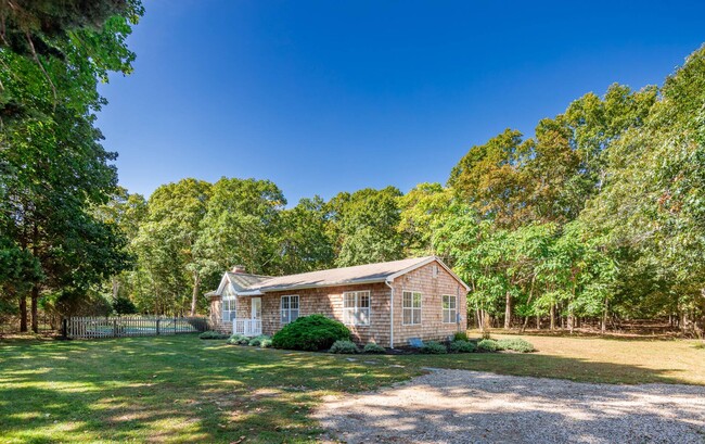 775 Springs Fireplace Rd in East Hampton, NY - Building Photo - Building Photo